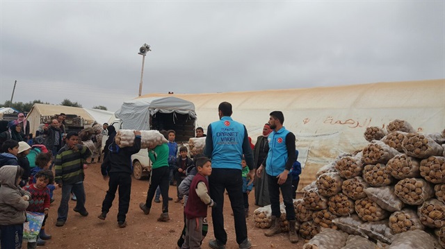 Turkiye Diyanet Foundation distributes humanitarian aid to families living in refugee camps