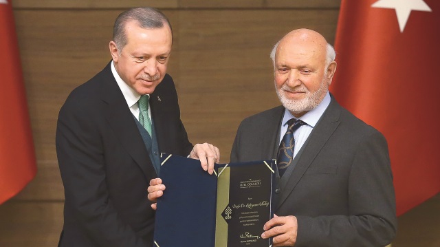 Erdoğan, "Tasavvuf Tarihi" dalında ödüle layık görülen Prof. Süleyman Uludağ'a ödülünü verdi.