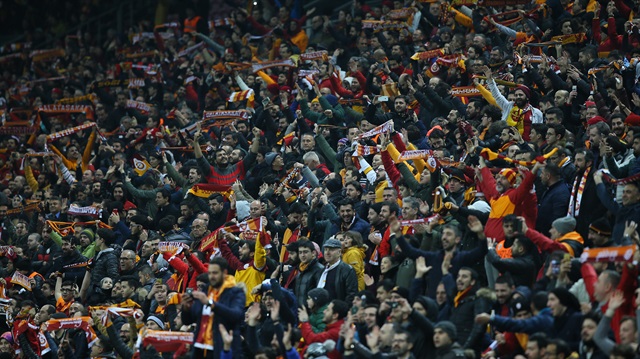 Galatasaraylı taraftarlar Serdar Aziz'in golünden sonra sevinmeyen milli futbolcu için destek tezahüratlarında bulundu. 