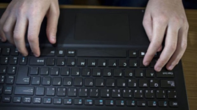 Bazı web uzmanlarının 12 özel okulun web sitelerinin kaynak kodlarına cinsel istismar ve bitcoin kodu yerleştirdiği ortaya çıktı.