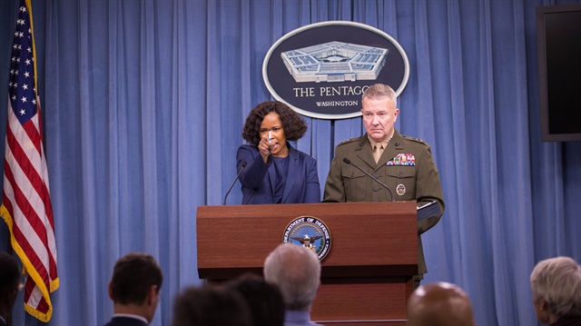 ABD Savunma Bakanlığı (Pentagon) Sözcüsü Dana White (solda)