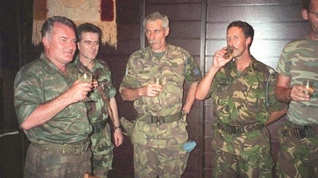 Sırp kasabı Ratko Mladiç, kendisine Boşnakları 
teslim eden Hollandalı komutan Thom Karremans 
birlikte kadeh kaldırırken görüntülenmişti.
