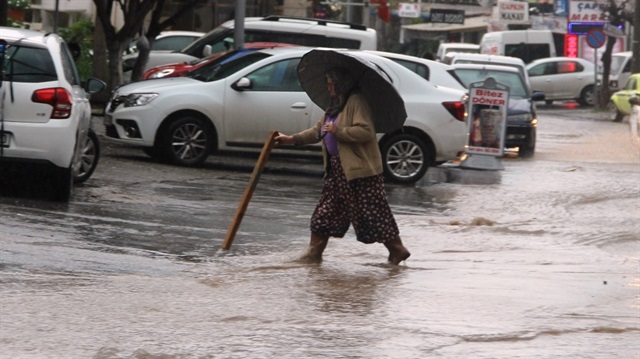 Bodrum’da 15 dakika yağan yağmur sokakları göle çevirdi