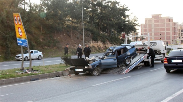 ​Hatay’ın Belen ilçesinde meydana gelen kazada otomobil refüje çarpan araç ikiye bölündü.