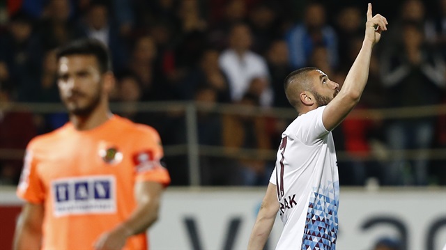 Trabzonspor'un milli futbolcusu Burak Yılmaz, Süper Lig'de 18 gole ulaştı.