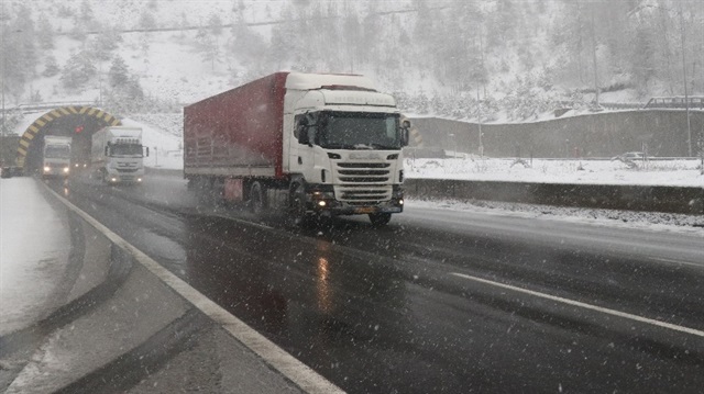 Kar yağışı nedeniyle sürücüler zaman zaman zor anlar yaşadı. 