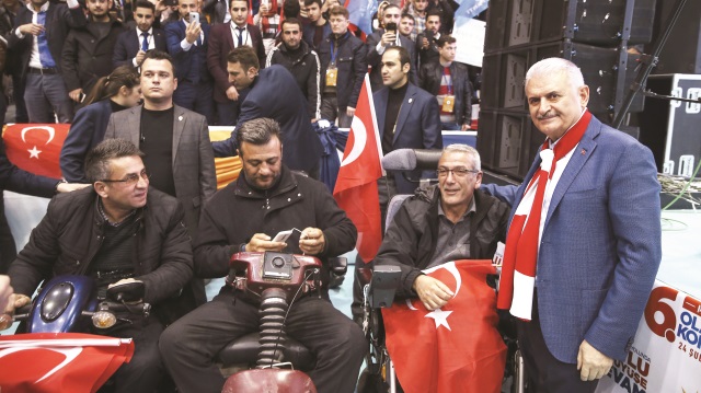 Başbakan Binali Yıldırım, AK Parti'nin Malatya'daki 
il kongresinde partililerle yakından ilgilendi.