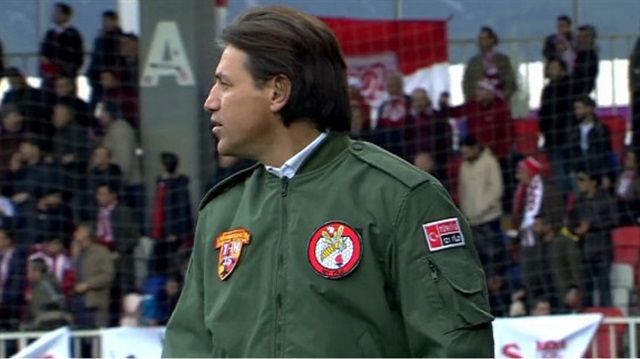 Göztepe Teknik Direktörü Tamer Tuna, Sivasspor maçına savaş pilotlarının giydiği montla çıktı.