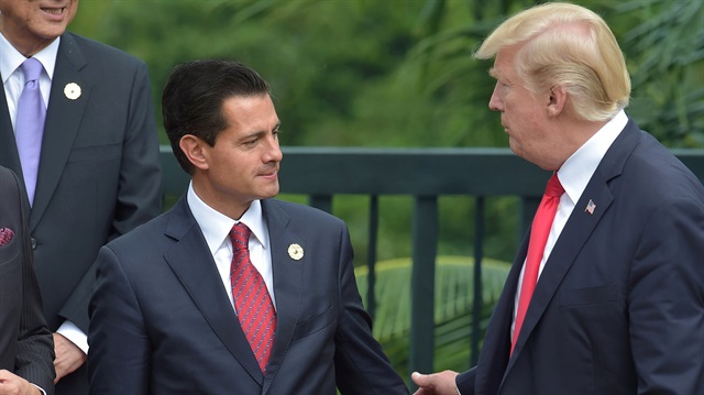 Mexico's President Enrique Pena Nieto (L) and U.S. President Donald Trump (R)