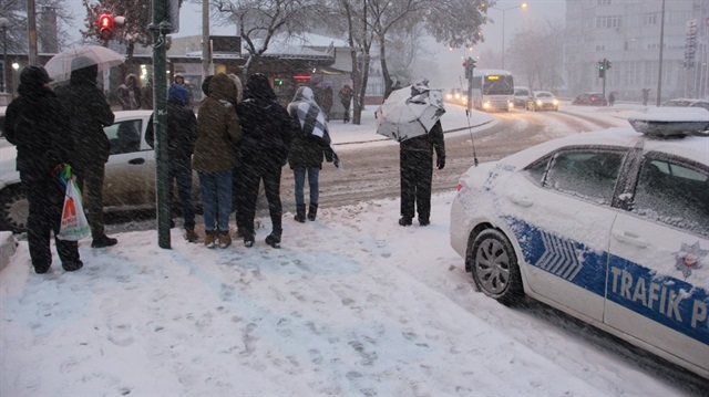 Edirne’de şiddetli kar yağışı etkili oluyor. 