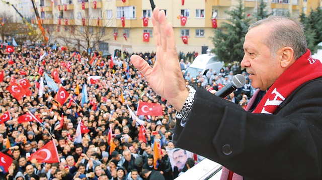Erdoğan, Gaziantep ve Şanlıurfa 6. Olağan İl Kongrelerinde öncelikle salonda yer bulamayıp kendisini bekleyen vatandaşlara hitap etti.