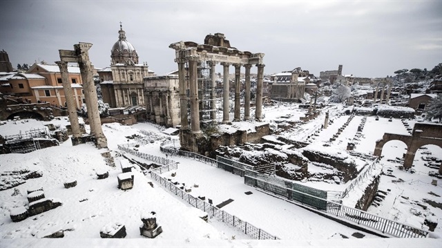 İtalya'da kar yağışı etkili oluyor
