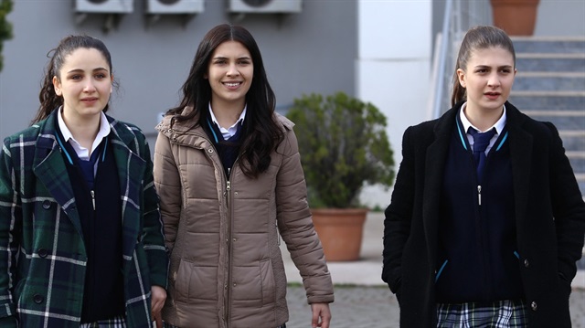 Sri Lanka'ya satılan ilk Türk dizisi olan Kırgın Çiçekler bu akşam ekran yolculuğunu bitiriyor.