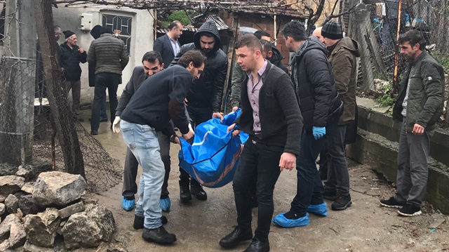 Sağlık ekipleri bulunan kişinin baltayla vurularak öldürüldüğünü belirledi.