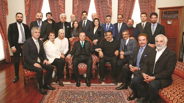 65 yaşına basan Cumhurbaşkanı Erdoğan, doğum gününde Beylerbeyi Sarayı’nda sanatçıları kabul etti.