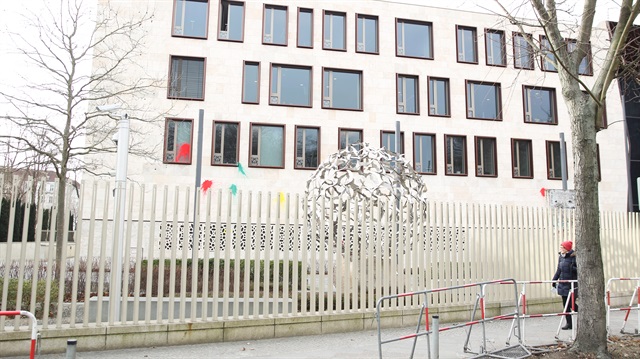 Türkiye’nin Berlin Büyükelçiliği'ne kimliği belirsiz kişilerce saldırı düzenlendi.