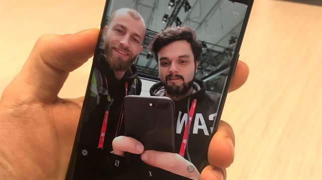 gzt.com teknoloji editörleri Yunus Emre Şahin ve Nazif Menteş MWC 2018'de Samsung Galaxy S9'u inceliyor. 