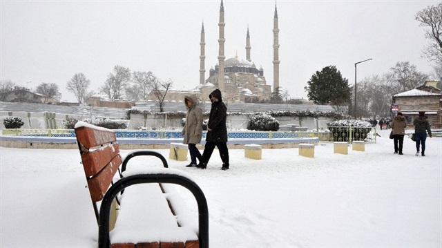 Edirne ve Kırklareli'de yoğun kar yağışı nedeniyle okullar tatil edildi. 
