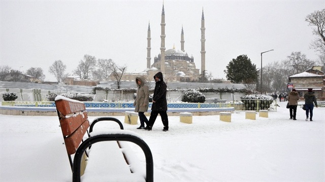 Edirne'de etkili olan kar yağışları nedeniyle okullar tatil edildi. 