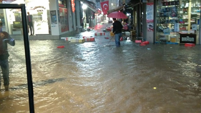 Kızıltepe’de iş yerlerini su bastı