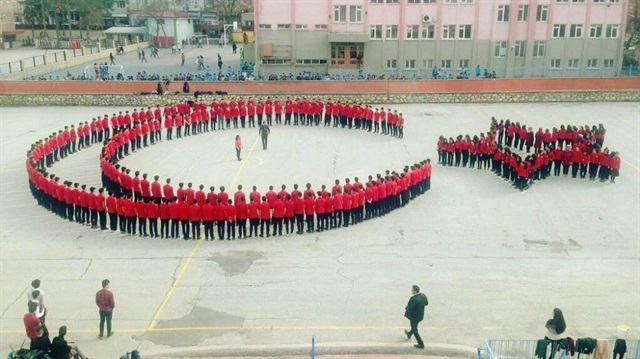 ​Malatya’da bir grup öğrenci, Mehmetçiğe destek olmak için okul bahçesinde ay yıldızlı koreografi yaptı.