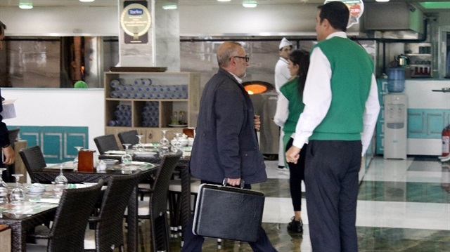 İranlı turist restorantta ev almak için pazarlık yaparken dolandırıldı.
