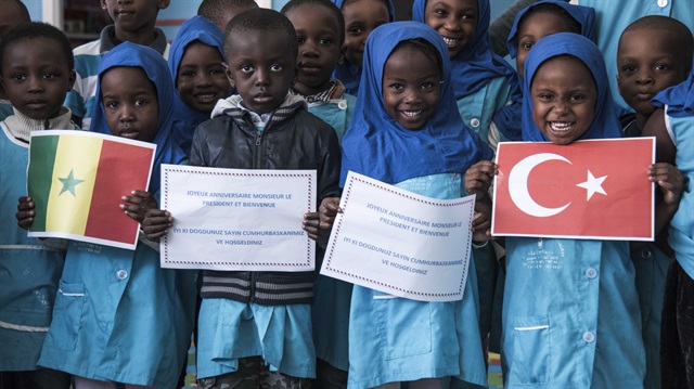 Senegal'deki bir anaokulunun öğrencileri, ülkelerini ziyaret edecek Cumhurbaşkanı Recep Tayyip Erdoğan'a doğum günü sürprizi hazırladı.