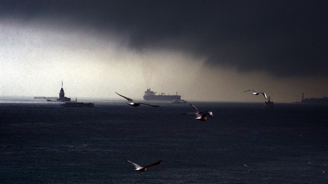 Kent merkezinde özellikle sahil şeridi kara bulutların etkisiyle karanlığa büründü. Şehrin bulutlarla kaplı hali ürkütücü manzaralar ortaya çıkardı.