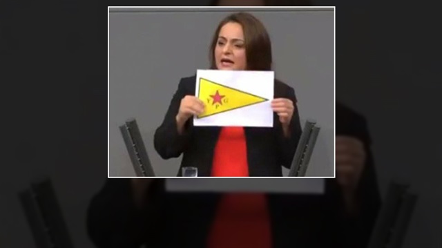 Almanya'daki Sol Parti Milletvekili Sevim Dağdelen terör örgütü YPG'nin bayrağını açtı. 