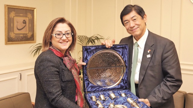 Başkan Şahin, Japonya’nın Ankara Büyükelçisi Akio Miyajima’ya günün anısına fincan takımı hediye etti.