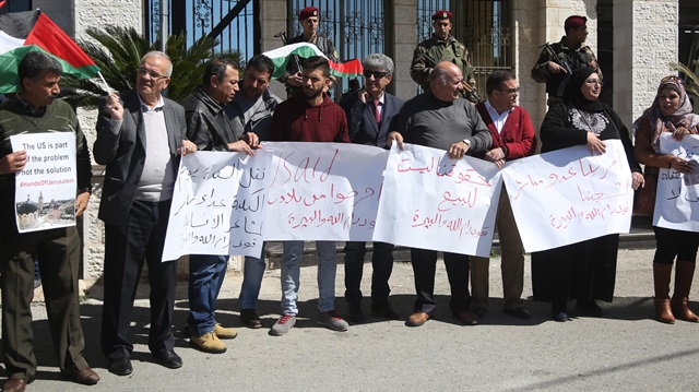 Filistinliler, Amerikan Kültür Merkezi'nin önünde düzenlenen protesto gösterisinde işgal altındaki yerlerde ABD'ye ait temsilciliklerin kapatılmasını talep eden göstericiler, pankart taşıdı.