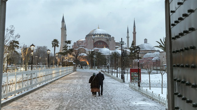 İstanbul'da gece saatlerinde kar yağışı etkili oldu. 