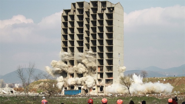 Yıkım anları saniye saniye kaydedildi. 