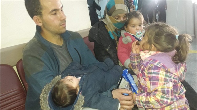 DEAŞ'lı çift çocuklarıyla beraber Jandarma Komutanlığına götürüldü.