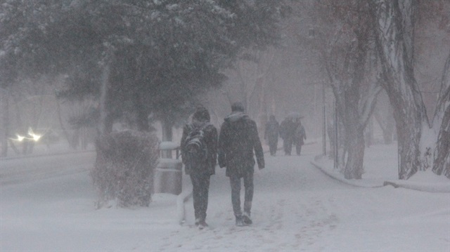 Erzurum’da kar ve tipi hayatı olumsuz etkiliyor