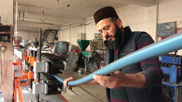 Muammer Karagöz, tamamen kendi üretimi olan ve piyasa değeri yaklaşık 150 bin lira olan plastik boru üretim makinesini 40 bin liraya mal ederek yaptı.