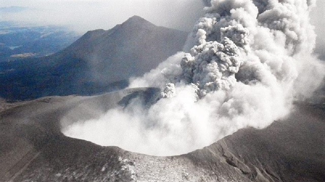Japonya’nın güney batısında yer alan Shinmoe Yanardağı’nda patlama meydana geldiği bildirildi.