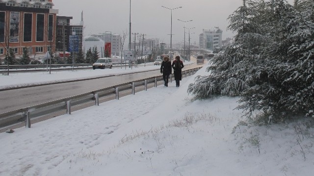Kocaeli'de kar yağışı etkili oldu. 