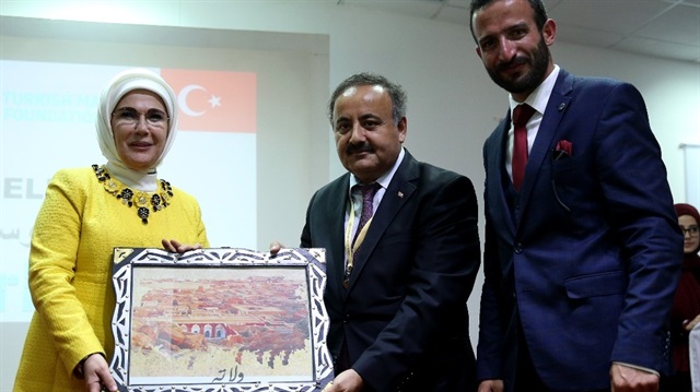 Emine Erdoğan, daha sonra Moritanya'da faaliyet gösteren Maarif Vakfı Kız Okulu'na gitti.