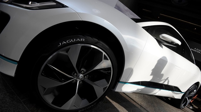 Jaguar tarihindeki ilk elektrikli SUV aracını tanıttı. 