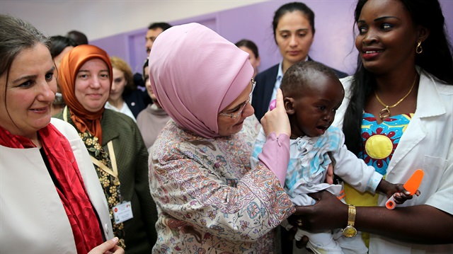 أمينة أردوغان تزور معهدًا صحيًا للأطفال في السنغال
