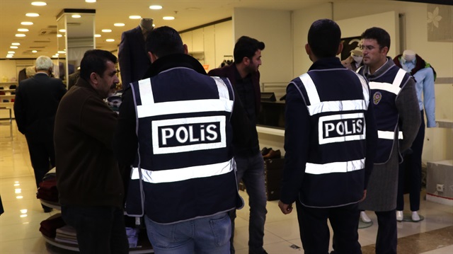 Diyarbakır'da polis ekipleri çeşitli denetimler yaptı. 