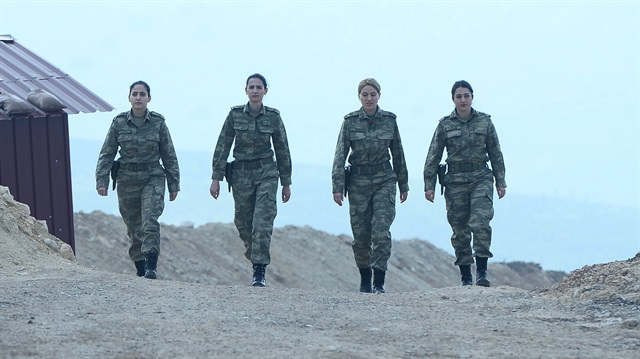 Sınır hattındaki birliklerde görevlendirilen kadın subaylar da Afrin harekatında aktif görev alıyor.