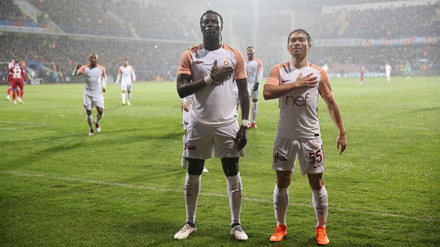 Galatasaray, Karabükspor'u deplasmanda 7-0 mağlup ederken Gomis ve Nagatomo gol sevinçlerinde 'Metin Oktay' selamı verdi.