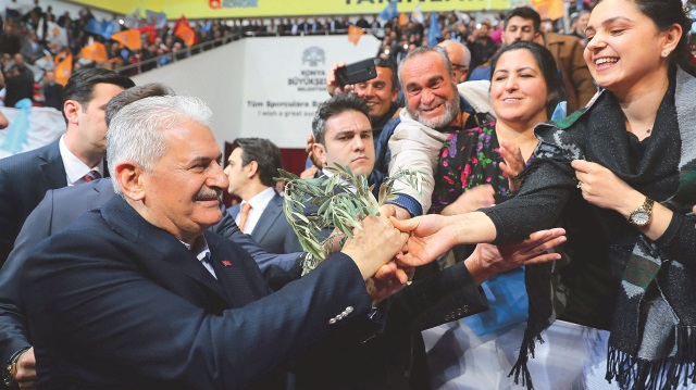 Başbakan konuşması öncesinde vatandaşlarla selamlaştı. Bir vatandaş Yıldırım'a Zeytin dalı uzattı.