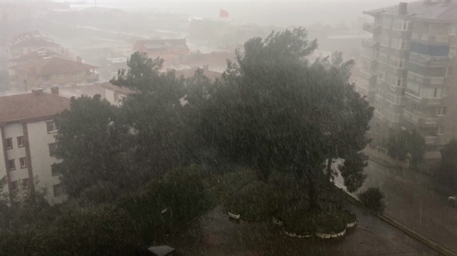 ​Mudanya’da öğle saatlerinde etkisini gösteren sağanak yağış ve dolu hayatı olumsuz etkiledi.