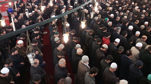 Fatih Camii'nde buluşan vatandaşlar Zeytin Dalı Harekatı'nda görev yapan Mehmetçik ve şehitlerimiz için Hatim Duası etti.
