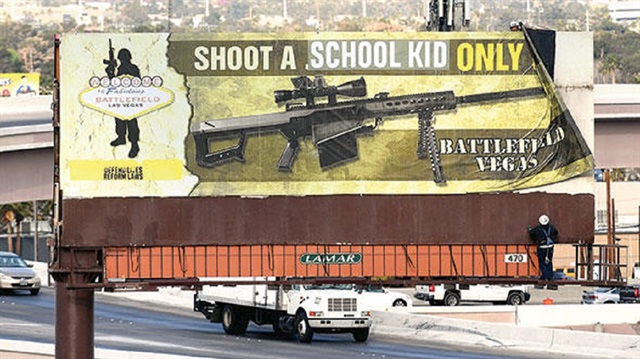 ABD'de silah karşıtı aktivistlerin son eylemi, “29 dolara 50 kalibrelik atış yap” yazan poligon reklamı panosunu, “29 dolara bir okul çocuğu vur” şeklinde değiştirmek oldu.