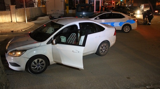 ​Sivas’ta 4 kişinin yaralandığı trafik kazasına karışan sürücü, polisi görünce otomobilini olay yerinde bırakıp kaçtı.