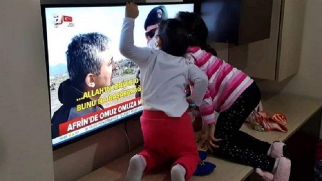 Özel Harekat Polisi babasını TV'de görenler çocukları TV'yi öpücük yağmuruna tuttu.